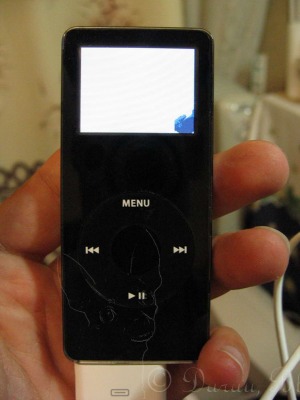 Užpakalinėje kišenėje sulaužytas pirmos kartos iPod Nano | Darau, blė